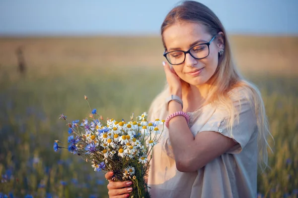 papatya ve Peygamber alanında bir buket ile kız