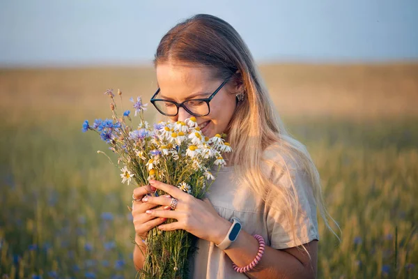 papatya ve Peygamber alanında bir buket ile kız