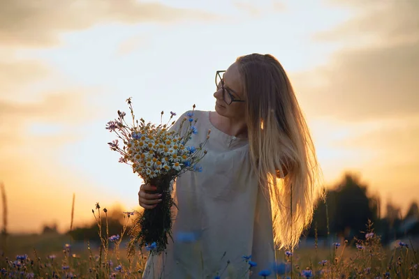 papatya ve Peygamber alanında bir buket ile kız