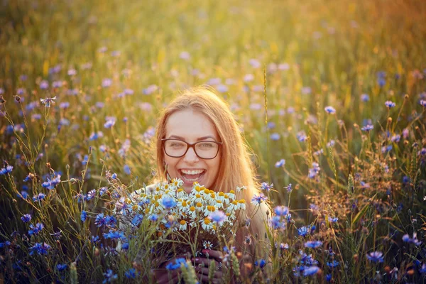 papatya ve Peygamber alanında bir buket ile kız