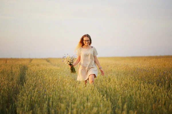 Mädchen Mit Blumen Auf Einem Getreidefeld — Stockfoto