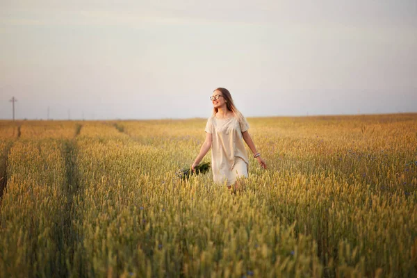 Dziewczyna Kwiatami Spacerując Polu Zboża — Zdjęcie stockowe
