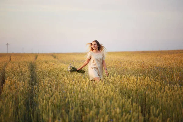 Mädchen Mit Blumen Auf Einem Getreidefeld — Stockfoto