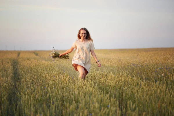 Mädchen Mit Blumen Auf Einem Getreidefeld — Stockfoto