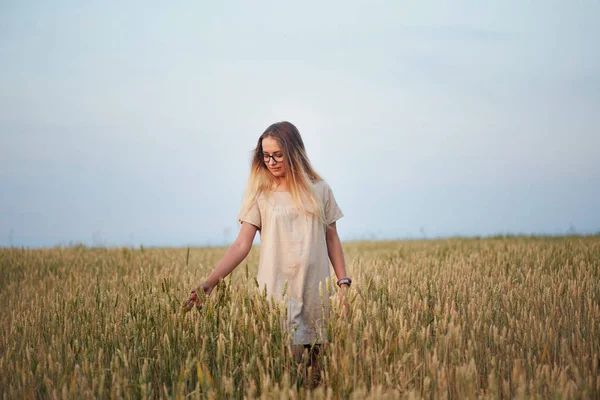 穀物畑を歩く花の女の子 — ストック写真