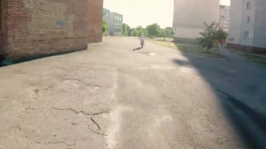 çocuk üzerinde bisiklet sürme.