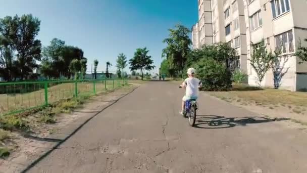 Niño Está Montando Bicicleta — Vídeos de Stock