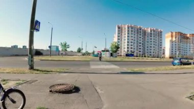 çocuk çocuk bisiklet sokağın bir yaya geçidi üzerinde haçlar..