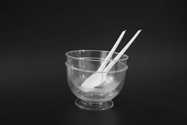 Wegwerp Plastic Keukengerei Een Zwarte Achtergrond Ice Cream Bowl — Stockfoto