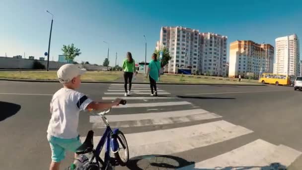 Gomel Wit Rusland Juni 2018 Jongen Een Kinderfiets Kruist Straat — Stockvideo