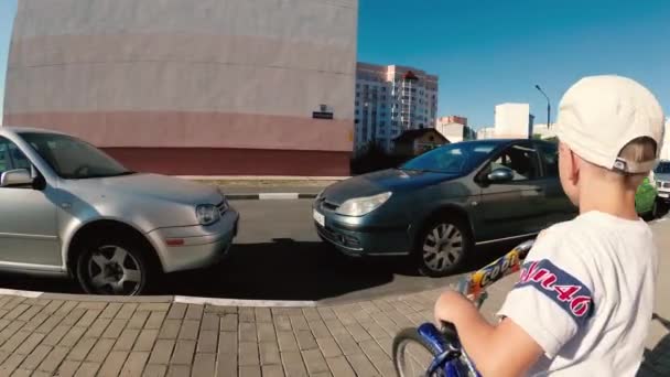 Gomel Fehéroroszország 2018 Június Fiú Gyermek Kerékpár Keresztezi Utca Egy — Stock videók