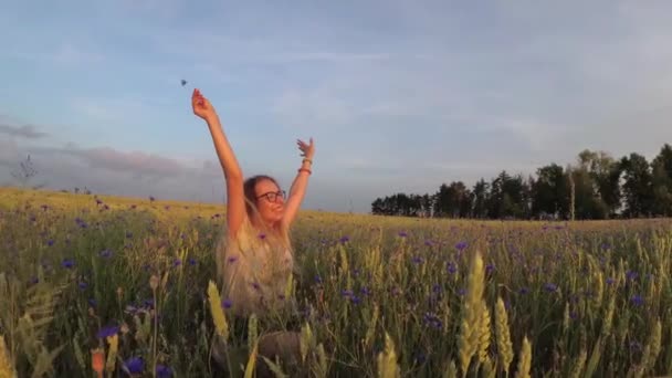 Menina Com Flores Andando Campo Grãos — Vídeo de Stock