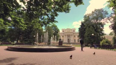 Gomel, Belarus - 24 Haziran 2018: Palace park ensemble Rumyantsev fıskiyede.