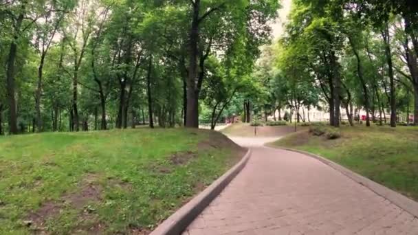 戈梅利 白俄罗斯 绿色公园的小径 — 图库视频影像