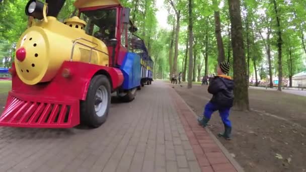 Гомель Беларус Июня 2018 Года Мальчик Смотрит Детскую Аттракцион Двигатель — стоковое видео