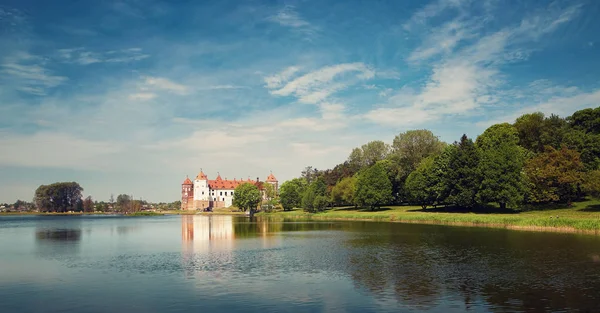 Belarus Vista Panorâmica Castelo Mir Lago — Fotografia de Stock