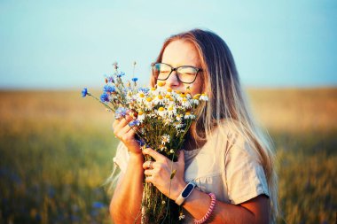 papatya ve Peygamber alanında bir buket ile kız