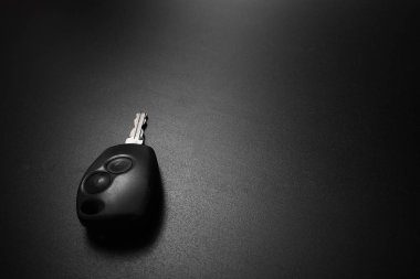 siyah arka plan üzerinde merkezi kilit ile araba anahtar