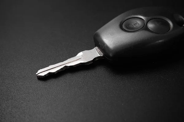 Auto sleutel met centrale vergrendeling op zwarte achtergrond. — Stockfoto