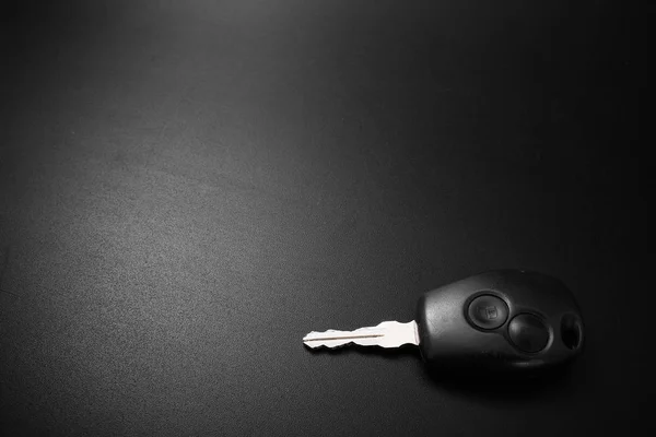 Ключ от автомобиля с центральным замком на черном фоне . — стоковое фото