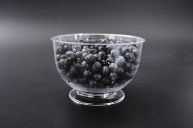 Orman berry blueberry siyah bir zemin üzerine