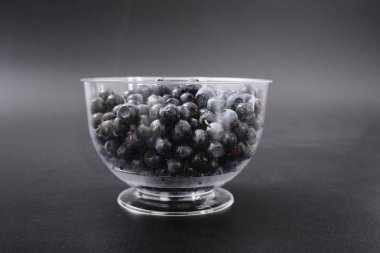 Orman berry blueberry siyah bir zemin üzerine