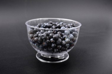 Orman berry blueberry siyah bir zemin üzerine