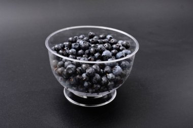 Orman berry blueberry siyah bir zemin üzerine