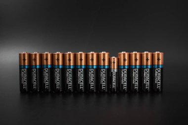 Gomel, Belarus - 29 Haziran 2018: Alkalin pil Durasel siyah bir zemin üzerine