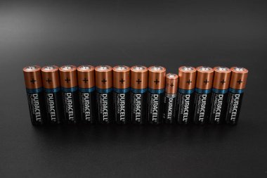 Gomel, Belarus - 29 Haziran 2018: Alkalin pil Durasel siyah bir zemin üzerine