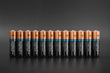 Gomel, Belarus - 29 Haziran 2018: Alkalin pil Durasel siyah bir zemin üzerine