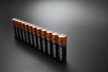 Gomel, Belarus - 29 Haziran 2018: Alkalin pil Durasel siyah bir zemin üzerine