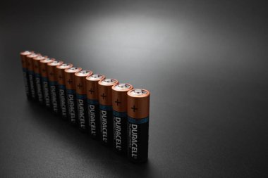 Gomel, Belarus - 29 Haziran 2018: Alkalin pil Durasel siyah bir zemin üzerine