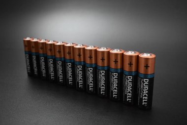 Gomel, Belarus - 29 Haziran 2018: Alkalin pil Durasel siyah bir zemin üzerine