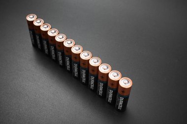 Gomel, Belarus - 29 Haziran 2018: Alkalin pil Durasel siyah bir zemin üzerine