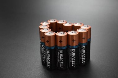 Gomel, Belarus - 29 Haziran 2018: Alkalin pil Durasel siyah bir zemin üzerine