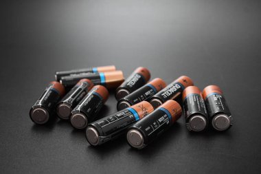 Gomel, Belarus - 29 Haziran 2018: Alkalin pil Durasel siyah bir zemin üzerine