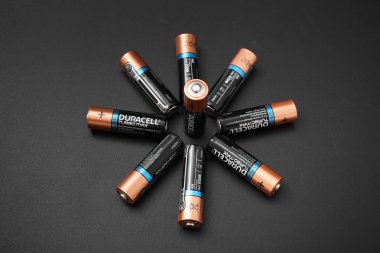 Gomel, Belarus - 29 Haziran 2018: Alkalin pil Durasel siyah bir zemin üzerine