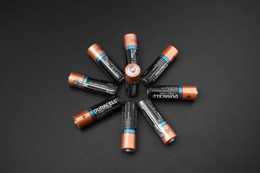 Gomel, Belarus - 29 Haziran 2018: Alkalin pil Durasel siyah bir zemin üzerine