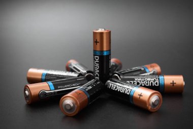 Gomel, Belarus - 29 Haziran 2018: Alkalin pil Durasel siyah bir zemin üzerine