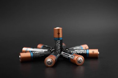 Gomel, Belarus - 29 Haziran 2018: Alkalin pil Durasel siyah bir zemin üzerine