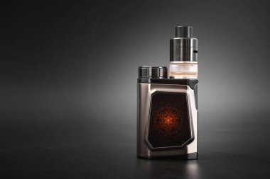 siyah bir arka plan üzerinde modern elektronik sigara