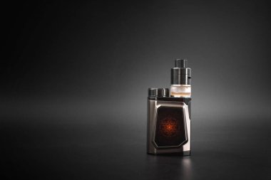 siyah bir arka plan üzerinde modern elektronik sigara