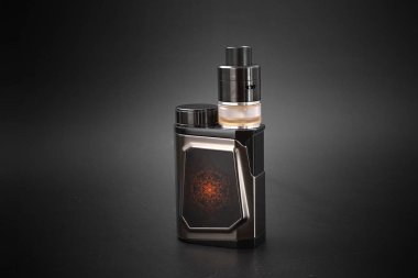 siyah bir arka plan üzerinde modern elektronik sigara