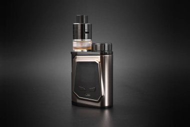 siyah bir arka plan üzerinde modern elektronik sigara