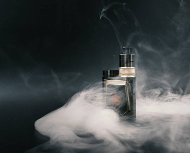 siyah bir arka plan üzerinde modern elektronik sigara