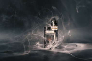 siyah bir arka plan üzerinde modern elektronik sigara