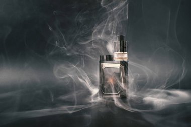 siyah bir arka plan üzerinde modern elektronik sigara