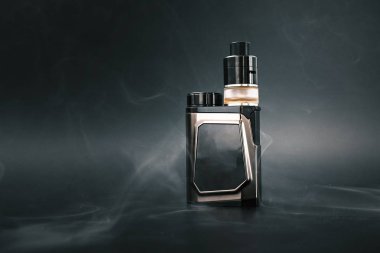 siyah bir arka plan üzerinde modern elektronik sigara