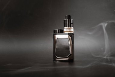 siyah bir arka plan üzerinde modern elektronik sigara